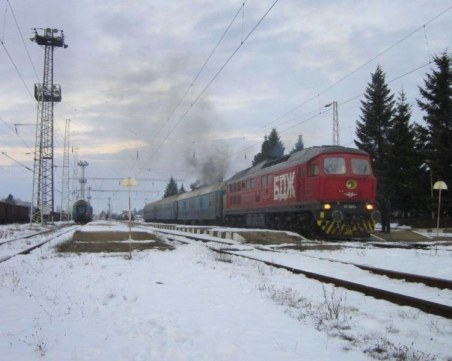 ОТ БДЖ компенсират пътници, чакали с часове в студа, с едно билетче