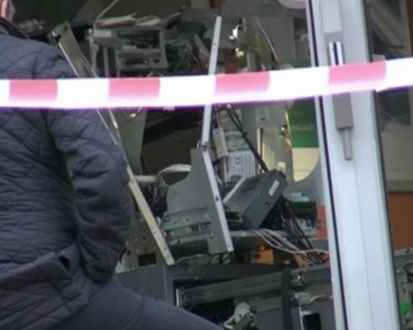 Отново взривен банкомат, полицията преследва петима