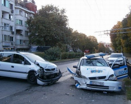 Почерпен шофьор се натресе в патрулка след опит да избяга