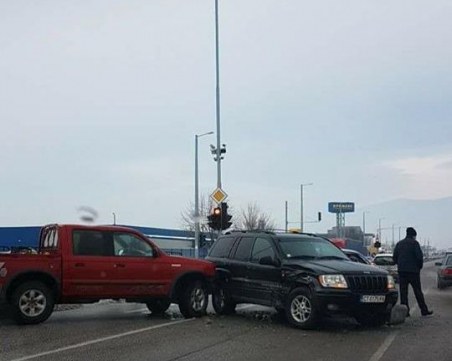 Поледица в Пловдив! Верижна катастрофа в града, няколко инцидента в областта СНИМКИ