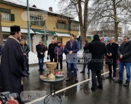 Добрата новина: кметът отряза лентата на 