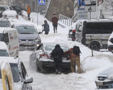 Студът взе още жертви в Европа! Малко дете загина във Великобритания