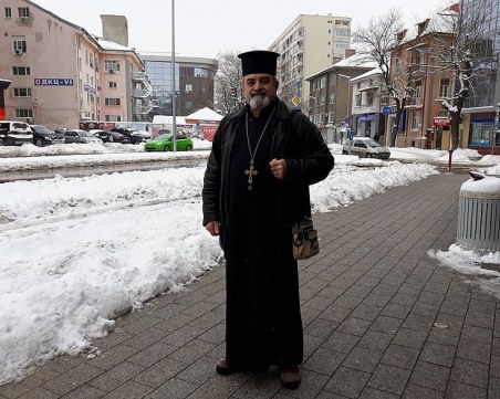 Свещеник от Пловдив работи като охранител, за да купи протези на сина си