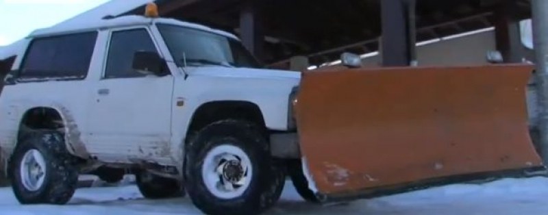Кмет превърна джипа си в снегорин