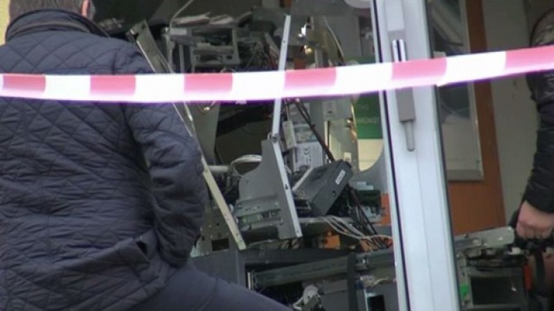 Отново взривен банкомат, полицията преследва петима