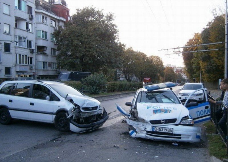 Почерпен шофьор се натресе в патрулка след опит да избяга