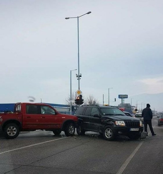 Поледица в Пловдив! Верижна катастрофа в града, няколко инцидента в областта СНИМКИ