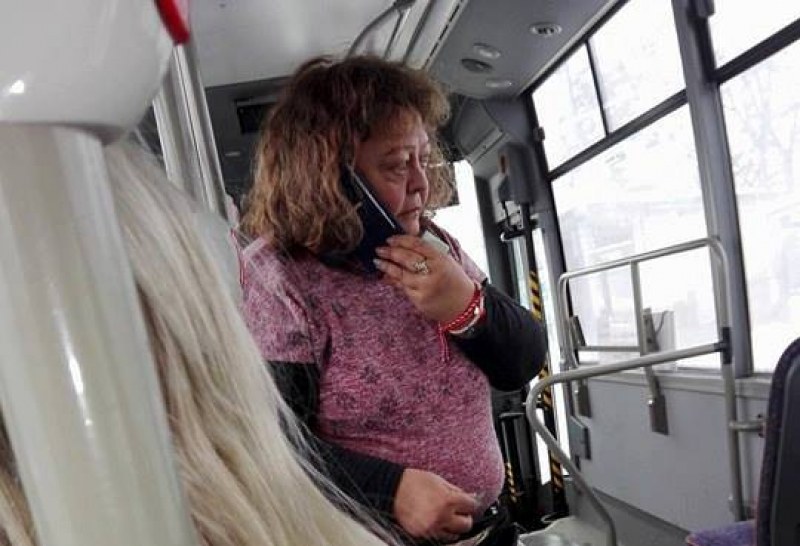 Поредно оплакване от градския транспорт: Кондукторка не се отделя от телефона си!