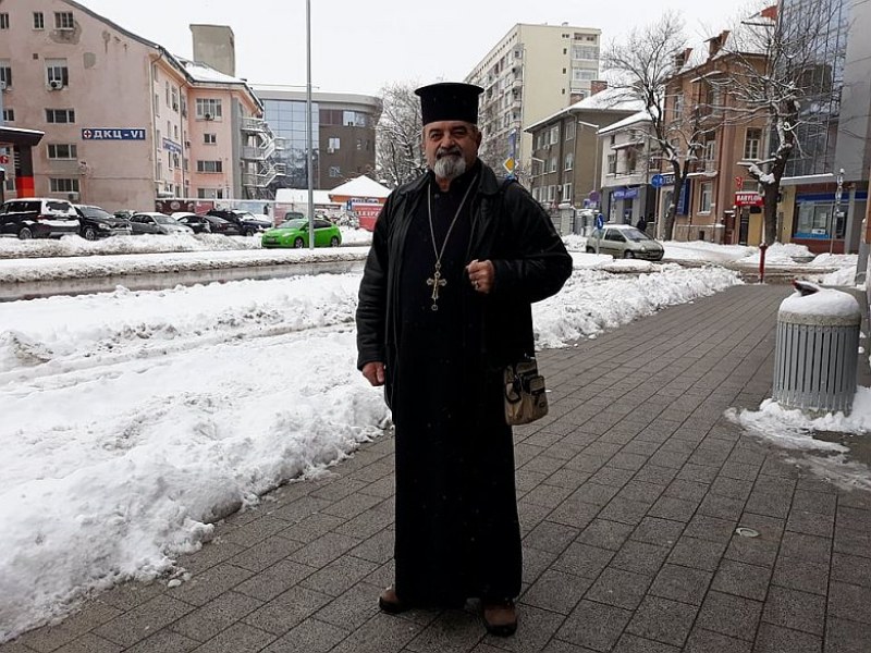 Свещеник от Пловдив работи като охранител, за да купи протези на сина си