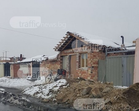 Бързи, смели, сръчни: Ромите за трети път изградиха незаконните си къщи в Шекера СНИМКИ