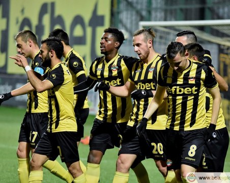 Ботев хвърля 15-годишен дебютант срещу Локо