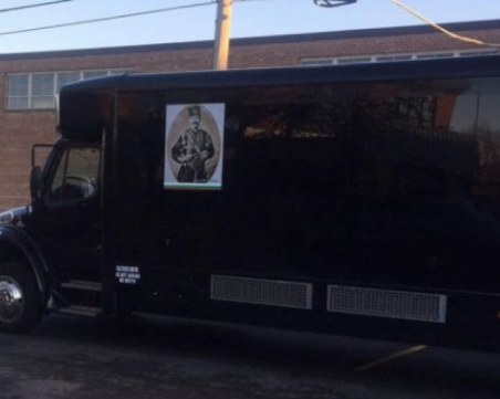 Невероятно! В Чикаго тръгнаха автобуси с ликовете на националните ни герои СНИМКИ