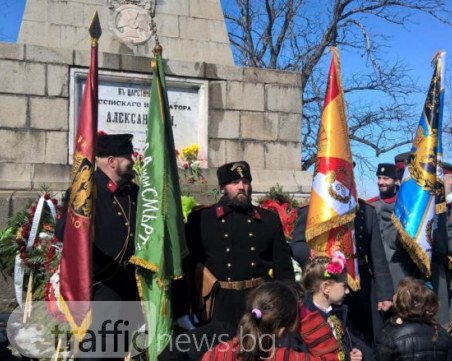 “Опълченци“ и пловдивчани пяха заедно патриотични песни по пътя на свободата ВИДЕО+СНИМКИ