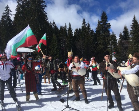 Патриотизъм завладя Пампорово! Гайди озвучиха курорта СНИМКИ