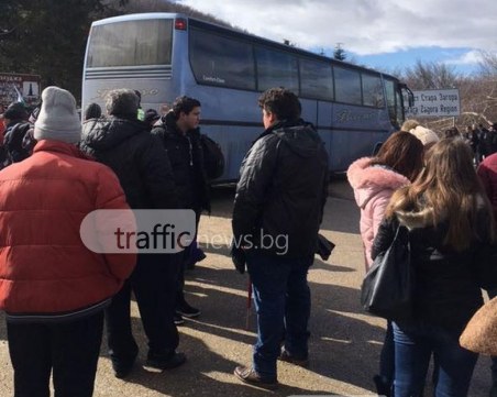 Пловдивчани се оказаха заклещени на Шипка, не пускат и момче с обърнат глезен СНИМКИ