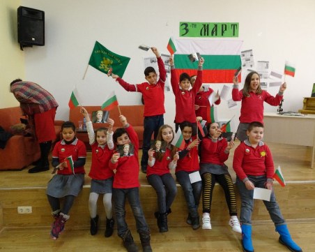 Родственица на Левски посети пловдивско училище, ученици развяха трибагреника