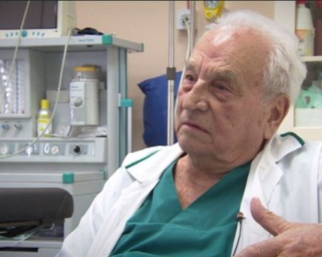 Акад. Петър Червеняков – лекарят, който продължава да помага и на 93 години СНИМКИ