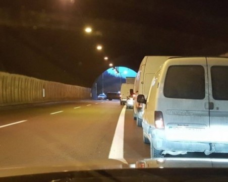 Блокаж на магистрала Тракия! Тир аварира, зад него - километрична опашка от коли