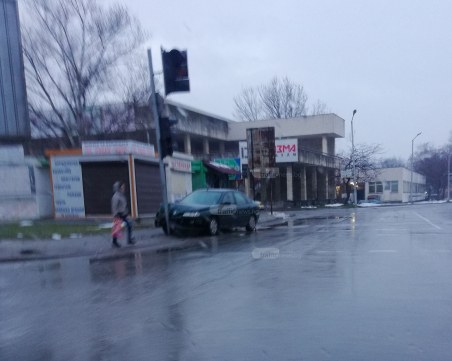 Кола се вряза в стълб на Пещерско шосе, шофьорът липсва СНИМКИ