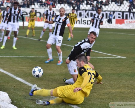 Локо и Ботев направиха ялово реми след здрава битка