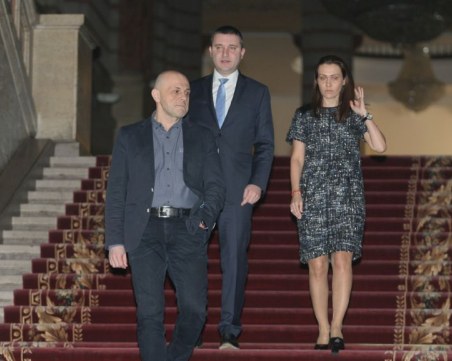 Орел, рак и щука за ЧЕЗ: Цветанов, Нинова и Добрев нищят мястото на държавата в сделката