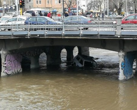 Патрулка падна в река, двама са пострадали