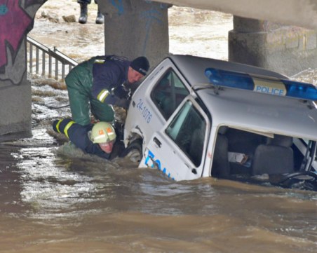 Полицаите, паднали в река, гонили нарушител с голф