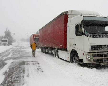 Спират движението на тирове по всички магистрали и основните пътища в България утре КАРТА