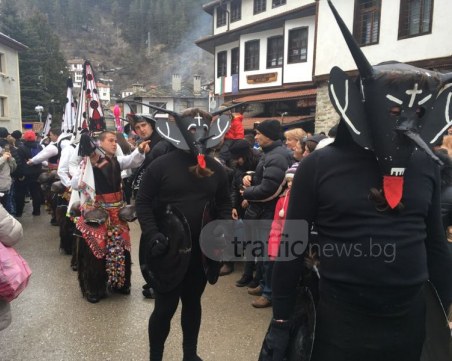 Зрелище и кукери събраха хиляди в Широка лъка СНИМКИ