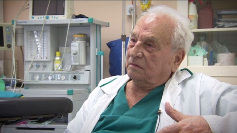 Акад. Петър Червеняков – лекарят, който продължава да помага и на 93 години СНИМКИ