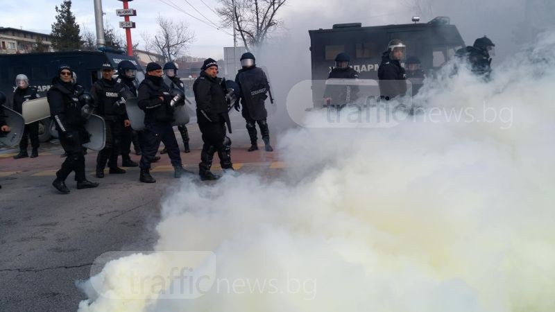 Димна завеса! Бултраси превзеха улиците в Пловдив, жандармерия ги ескортира СНИМКИ