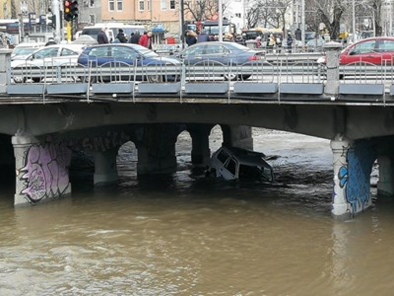 Патрулка падна в река, двама са пострадали