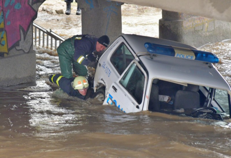 Полицаите, паднали в река, гонили нарушител с голф