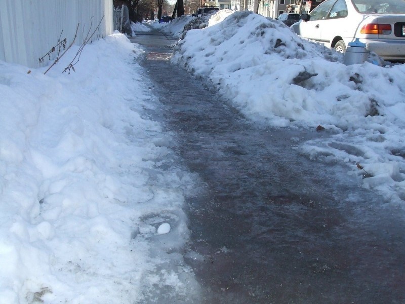 Жълт код за сняг и поледици обявен в 13 области