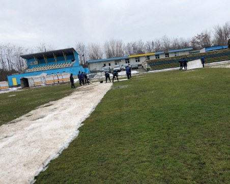 Футболистите на Марица сами си изчистиха терена