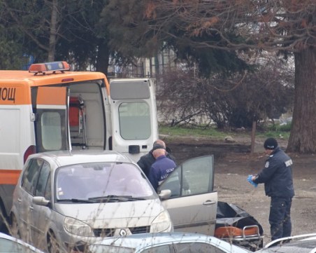 Окриха труп на мъж в автомобил на паркинг