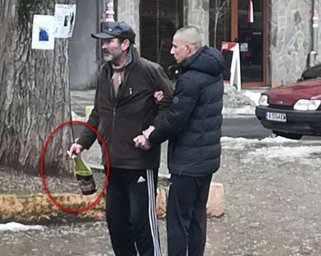 Пиян мъж нападна майка с дете посред бял ден без причина СНИМКА