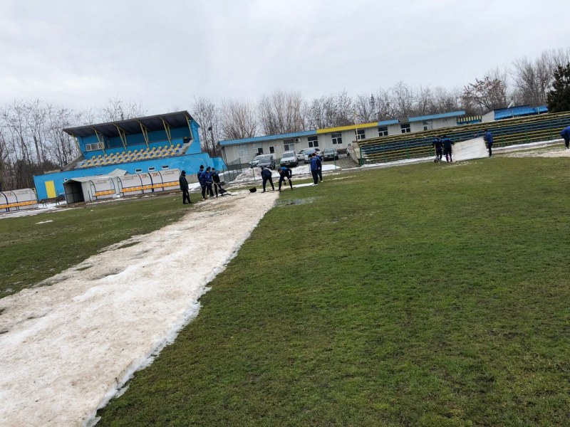 Футболистите на Марица сами си изчистиха терена
