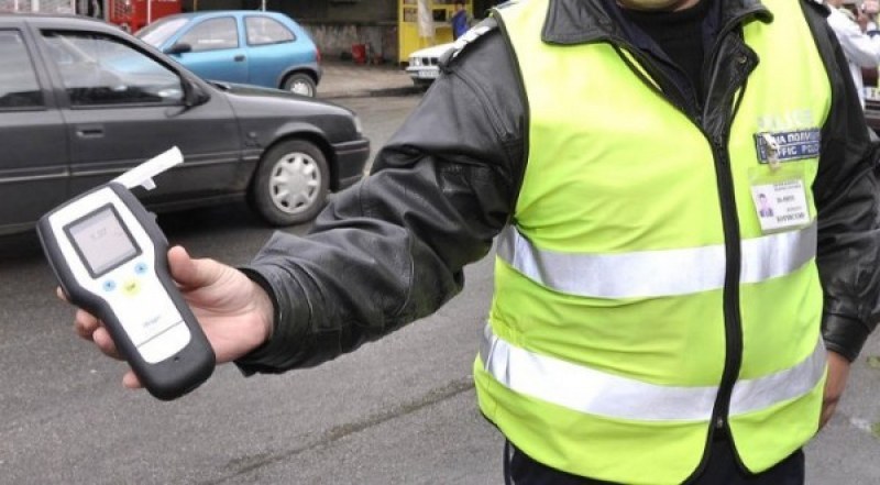 Хванаха топ полицай, пиян зад волана