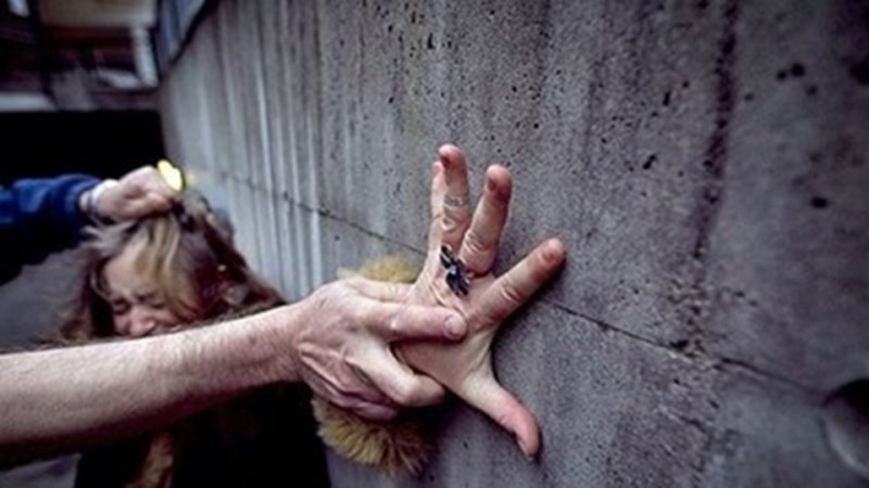 Мъж отиде да си прибере борч, но изнасили приятелката на длъжника