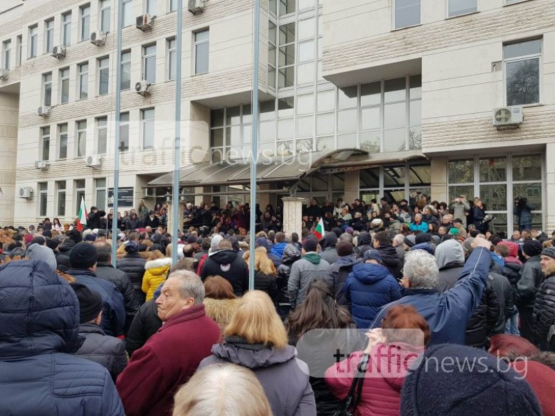 Освиркаха депутата Павел Шопов на протеста! Опорочавал го СНИМКИ