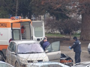 Окриха труп на мъж в автомобил на паркинг