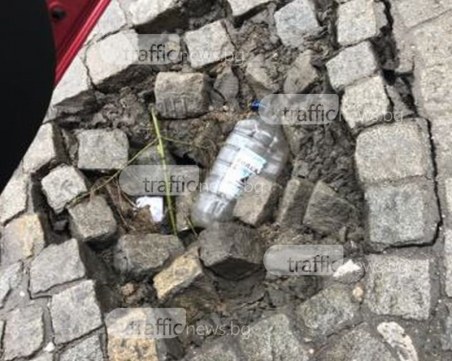 Дупка “погълна“ туба, дебне и за коли до Гребната СНИМКИ