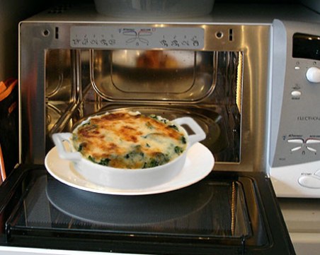 Какво никога не бива да топлим в микровълновата фурна?