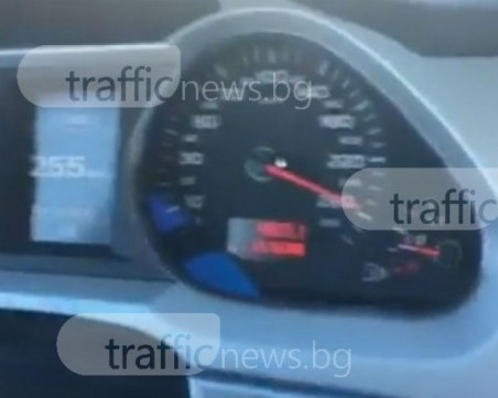 Мъж шофира с бясна скорост в насрещното, хвърля боклуци по полицаи ВИДЕО