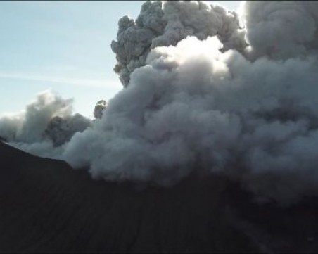 Отмениха 65 полета заради дим и пепел от вулкан