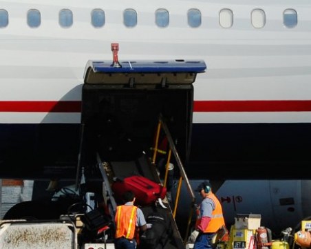 Само за 6 минути: Отмъкнаха пет милиона долара от самолет