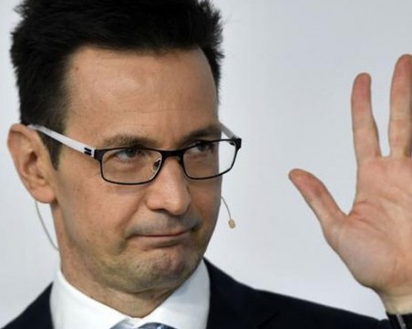 Шеф на енергийна компания беше залят с киселина