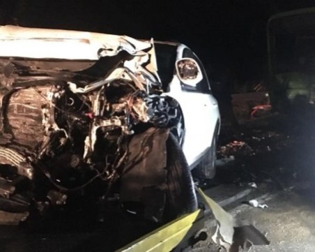 Тежка катастрофа между училищен автобус и джип взе живота на двама души