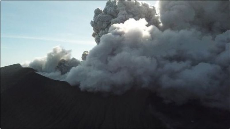 Отмениха 65 полета заради дим и пепел от вулкан